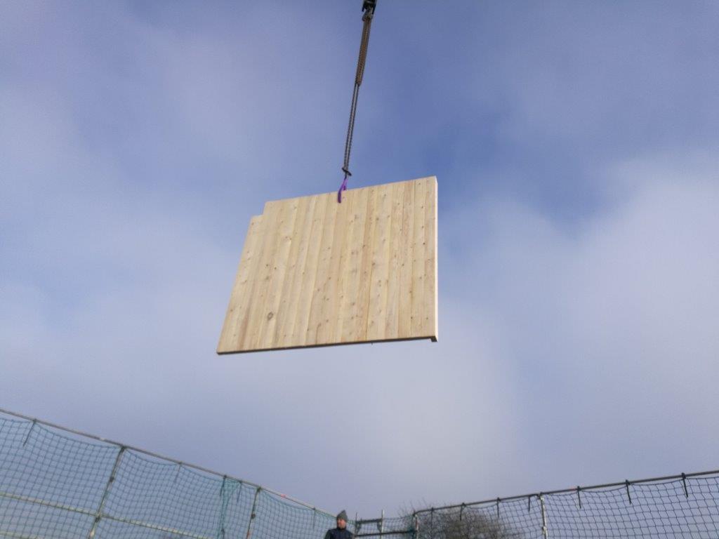 Die Holzmassivwände werden montiert