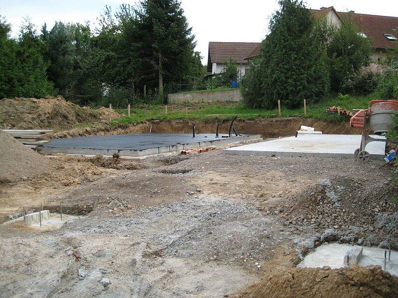 Bodenplatte für das Haus und die Garage mit den Versorgungsrohren